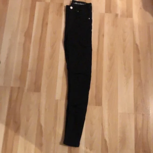 Jeans - Säljer ett par jeans från Bikbok köpta för nått år sedan men aldrig använda pågrund av att dom är för små storlek: S men dom är mer som XS köpta för 600kr säljer för 350 inklusive frakt 💕