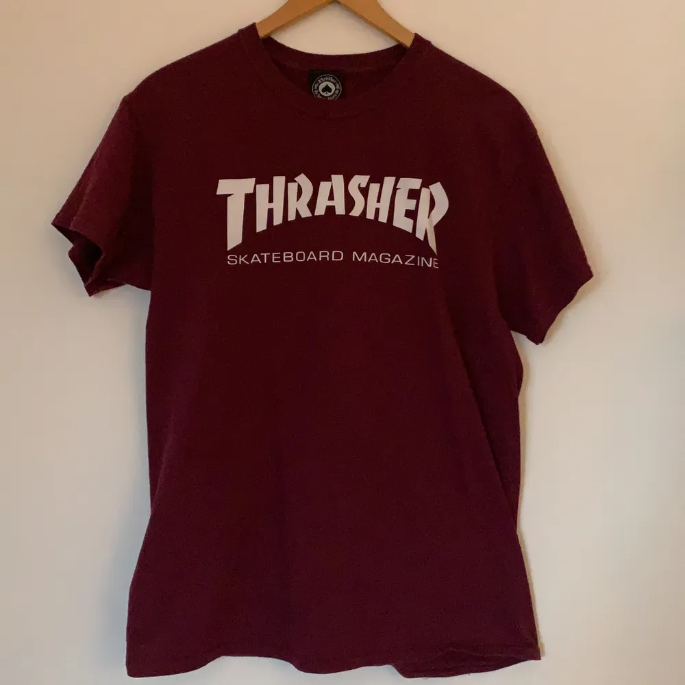 Vinröd trasher t-shirt! Köparen står för frakt. Tröjan finns kvar!. T-shirts.