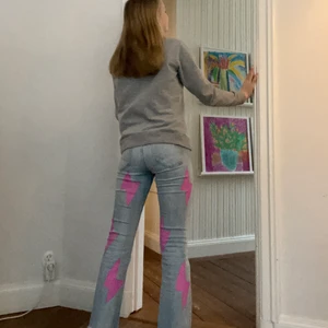 Low waist jeans  - Säljer dessa jättesnygga low waist jeans som jag själv har målat blixtar på. Färgen är textilfärg, vilket är en färg som man målar på kläder. Såklart har jag även tvättat dom. Budet börjar på 250kr. Bud: 280kr. Budgivningen avslutas på söndag! Kolla gärna in mina andra annonser💞💞