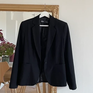 Svart kavaj - Svart figursydd kavaj från Zara. Använd fåtal gånger och i gott skick. Stl.38 men passar en 36a