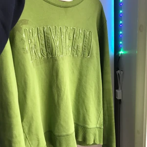 Grön tröja  - Så sjukt cool tröja med text på köpt secondhand men har inte kommit till andvändning står inte någon storlek men skulle säga M/L den är i bra skick! Kom med förslag på pris Om många är intresserade blir det budgivning i kommentarerna(frakt tillkommer köparen står för frakt)❤️