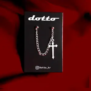 Snygga handgjorda örhängen som passar alla alt stilar⛓ går mellan två piercingar så två hål i örat behövs för att kunna använda 💖 GRATIS FRAKT 💖 följ oss på instagram: @dotto_kr