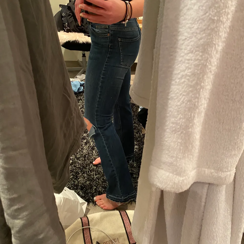 Snygga jeans från lindex med egengjorda hål på knäna. Tyvärr blivit för små för mig!!. Jeans & Byxor.