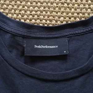 Peak t-shirt storlek m - Den är i fint skick har använt fåtal gånger ingen skada någon stans, har bra passform.