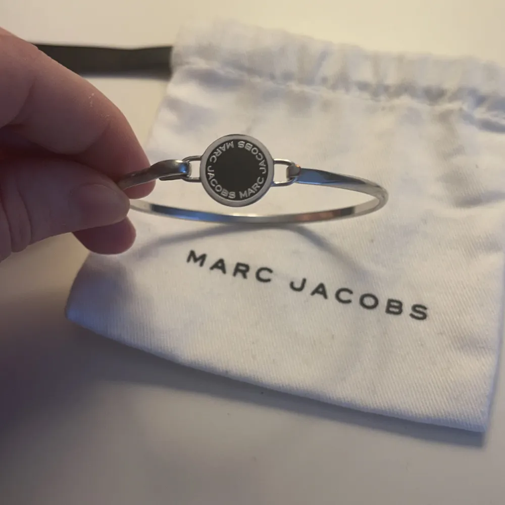 Oanvänt Marc Jacobs armband som legat i min smyckeskrin sedan jag fick de i present för något år sedan, givetvis äkta! Pris: 350kr plus frakt , nypris 999kr . Accessoarer.