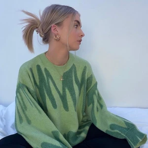 GRÖN SWEATER 💚 - 💚 LÄGGER UT IGEN PGA OSERIÖSA KÖPARE 💚 Världens finaste tröja som tyvärr inte är min stil ✨ Orginalpris 600kr och endast använd en gång! Många intresserade så buda gärna! (bilder från hemsidan) Köpare står för frakt! 