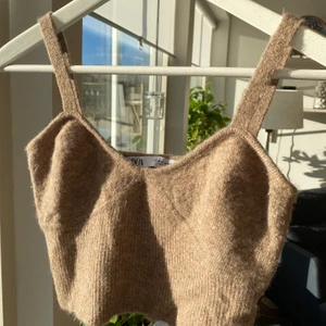 Stickad topp från Zara  - Säljer superfin stickad topp från Zara i storlek M! Max använd 1-2 ggr! Köptes förra året! 