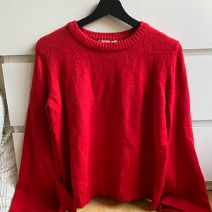 Stickad tröja - Tröja med knyte vid armen, står ej för frakt