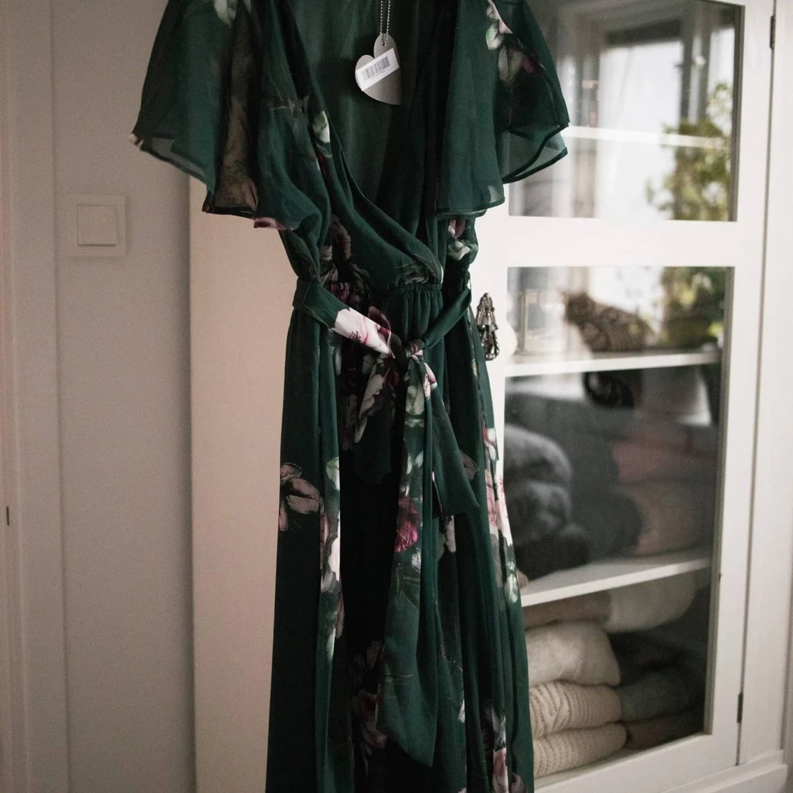 Grön klänning med blommor - 90