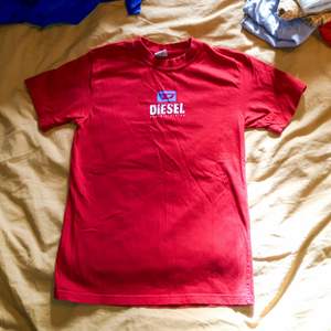 Röd t-shirt med Diesel logga fram och bak. Fint tjockt bomullstyg, bra begagnat skick. På lappen står det 14 år, den sitter true to size till en unisex Small. Tar Swish.