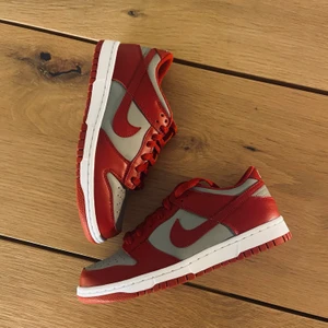 Nike dunk low UNVL EU38,5 GS  - Säljer Nike dunk low i storlek eu38,5 GS. Helt nya och självklart äkta. Inga bud eller byten. Skorna är kvar sålänge annonsen inte ändras till såld:) Pris: 1700+frakt om det skulle behövas. 
