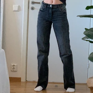 Zara jeans - Super snygga zara jeans i modellen ’90s full lengt rainfall med medelhög/låg midja. Helt slutsålda på deras hemsida och endast använda 1 gång. Köparen står för frakten. Om många intresserade blir det budgivning, just nu ligger ledande bud på 420kr+frakt köp direkt för 500kr+frakt!😊🤍