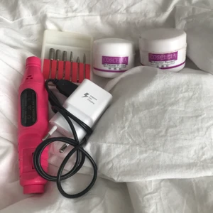 Nagelsaker - Nagel saker jag köpt på plick men ej använt eller testat då jag redan har dessa grejer! Köpte allt för 300 kr men säljer för 190 + frakt.  Färgerna på akrylpulverna står på andra bilden.    (SÄLJER DE SÅ SOM JAG FICK DET)  Separata priser  Akryl pulver 55kr + frakt styck (rosa och vit) El fil med bits 80kr + frakt Bara köpa bitsen är 40kr + frakt   Ops endast swish