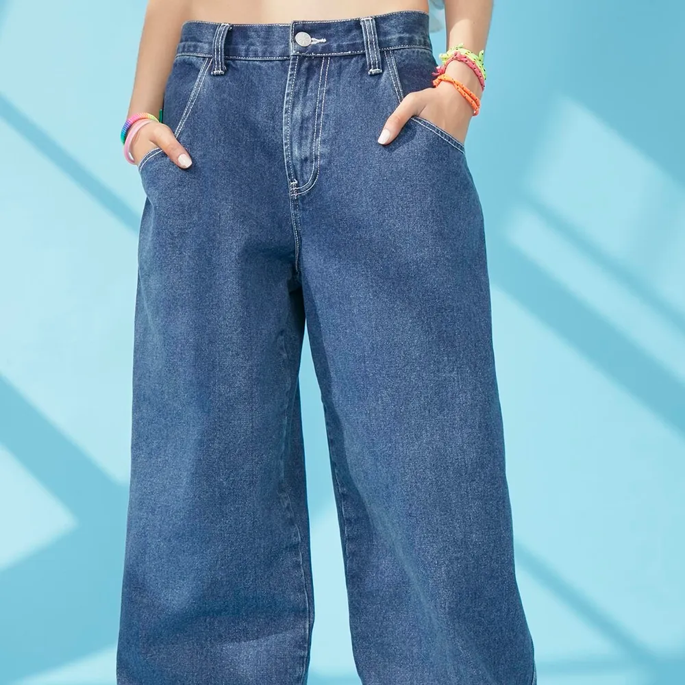 Helt nya med prislapp/tags köpt från dollskill december 2020, säljer för att de ej kom till användning. Size S, modellen är 175. Jeans & Byxor.