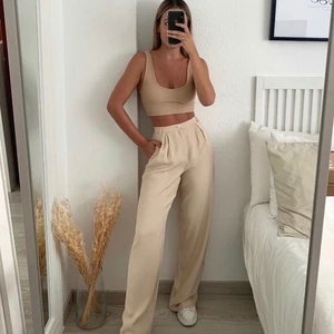 NY ZARA BEIGE OMBLOGGADE BYXOR  - Jätte snygga beige byxor med hög midja. Från Zara. Strl 34. Helt ny med prislapp. Tjejen på bilden är 170cm