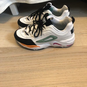 Fila sneakers  - Vita fila sneakers. Änvänder en gång säljer för de är lite för små för mig.