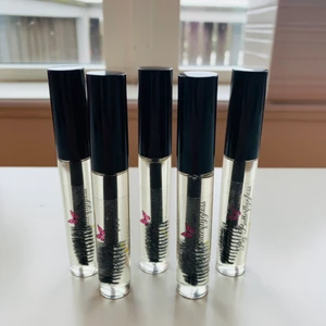 Egentillverkat fransserum💕 - Egentillverkat fransserum 🦋 Används för fylligare och längre fransar och ögonbryn. Går även att köpa på min Instagram by_butterflygloss. Håller mellan 3-6 månader beroende på hur flitigt det används och ger resultat efter cirka en månad. För bästa resultat ska de användas dagligen 💖 Vid produktion används uppsatt hår, plasthandskar, munskydd, spritad yta, rengjorda verktyg och tvättade tuber. Innehåll: jojobaolja, ricinolja och vitamin E olja. 💖 Hör av dig vid funderingar! Gåva medföljer vid varje köp! Frakten kostar 12kr