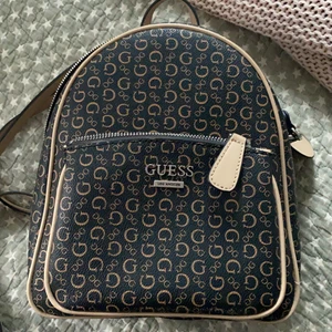 Guess väska - Liten modell! Köpt för ett år sen i USA men aldrig använd så i nyskick. Nypris ca 1500kr. 