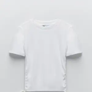 Säljer denna vita tröja från zara med knytningar och snören på sidorna! Väldigt fin och passar till allt! Den är inte ribbad utan vanligt t-shirt material. Endast använd några få gånger och är som ny❤️