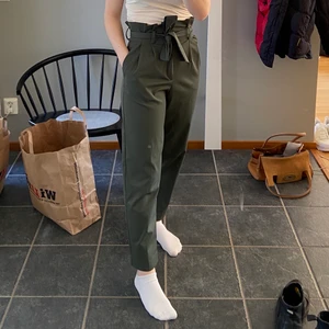 Mörkgröna kostymbyxor  - Jättefin kvalitet, säljer för dem inte kommer till användning. Köparen står för frakt :)