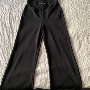 Moda vida byxor från Bikbok - Ett par jätte sköna kostym leggings med fina detaljer på framsidan av byxorna, inklusive två plats bara fickor men även en dragkedja och två knappar i mitten💞 storlek S, aldrig använda, prislappen kvar! Ordpris:- 399