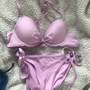 Bikini  - Osäker på storlek då lapparna är bortklippta men skulle tro att överdelen passar 70A/75A. Storlek S men underdelen går att justera så passar både mindre och större❤️ frakt tillkommer 