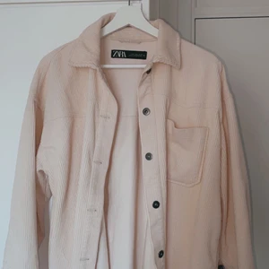 Zara skjortjacka av Manchester  - Storlek: 34-36/S. Bra skick. Pris: 200kr (Ord. Pris 359kr)
