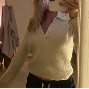 Tröja från other stories! - Säljer denna jättefina tröja från & other stories. Den är i storlek s, och i väldigt bra skick. Säljer för 350 kr då nypris ligger runt 700 kr. Bilderna är lånade, skriv för egna bilder🥰