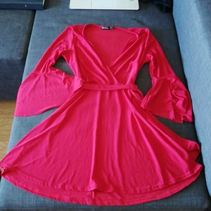 Röd klänning  - Säljer den då den inte sitter som jag vill på mig. Använd en gång. Tråkigt då tyget är välgit skönt och det blir inte varmt under sommaren. Köparen står för frakten. 