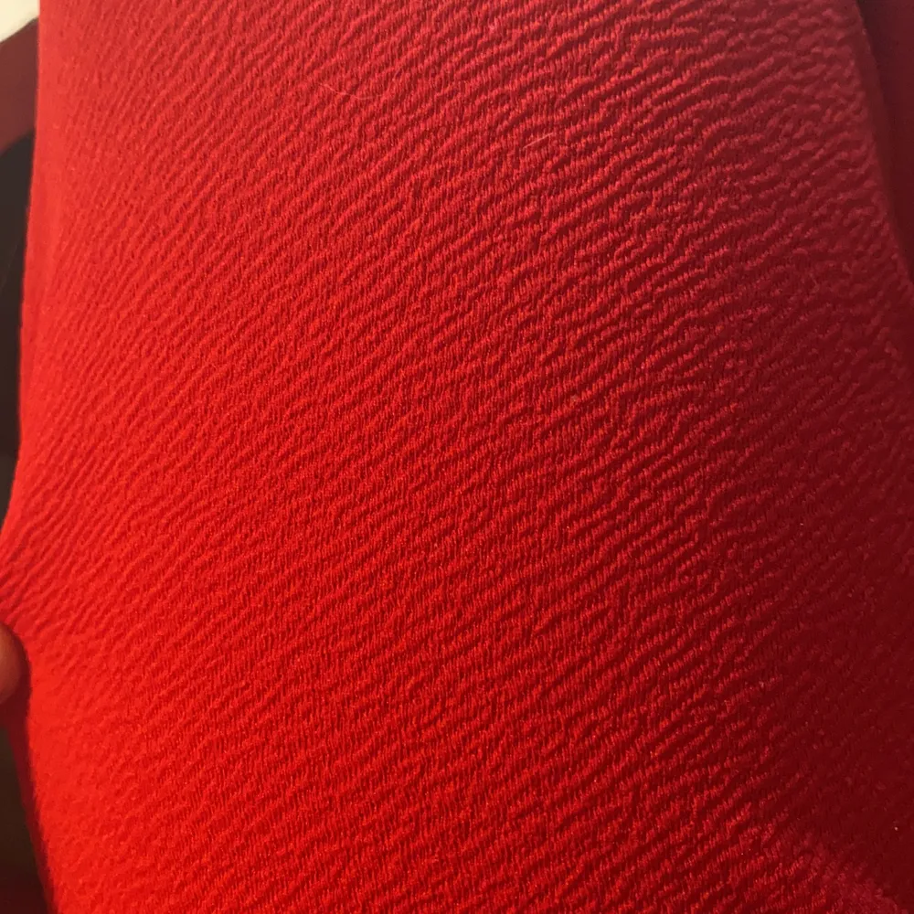 En fin röd jumpsuit från boohoo i storlek 36. Fint ”ribbat” material. Snörning man kan knyta både vid magen och ryggen. Finns i Bollnäs annars står köparen för frakten . Övrigt.
