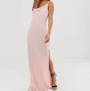 Ljus rosa lång klänning - Säljer denna snygga klänningen från New look, helt oanvänd, prislapp sitter kvar. Klänningen är ner till fötterna. Storlek Xs 🥰