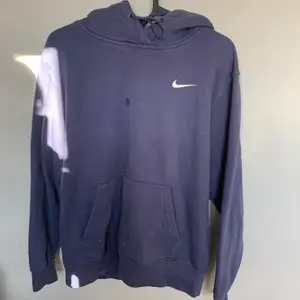 Nike hoodie i trendig blå färg och fint skick