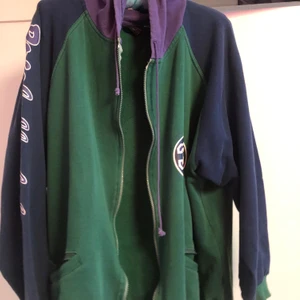 zip up hoodie - säljer denna vintage zip up hoodien köpt på beyond retro, den är overzised och den har tryck på ryggen och även ett på armen och fram på tröjan. köparen betalar för frakten💕