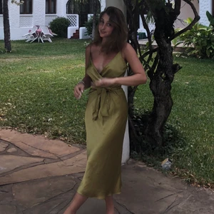 Olivgrön siden klänning - Säljer denna SUPER snygga oliv gröna klänningen! Som ny! Sparsamt andvänd ett få tal gånger! 