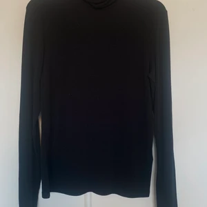 Svart polo tröja - Svart polo tröja, skönt material och formar kroppen bra. Stretchig är den också. Bra skick och sällan använd. Passar allt mellan xs-m