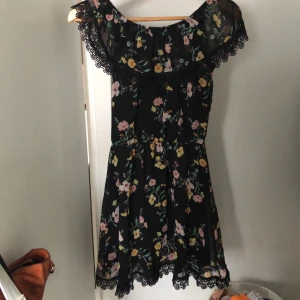 Klänning - Ganska kort of shoulder klänning. Använd max fem gånger. Perfekt för t.ex midsommar! Strectig i midjan.