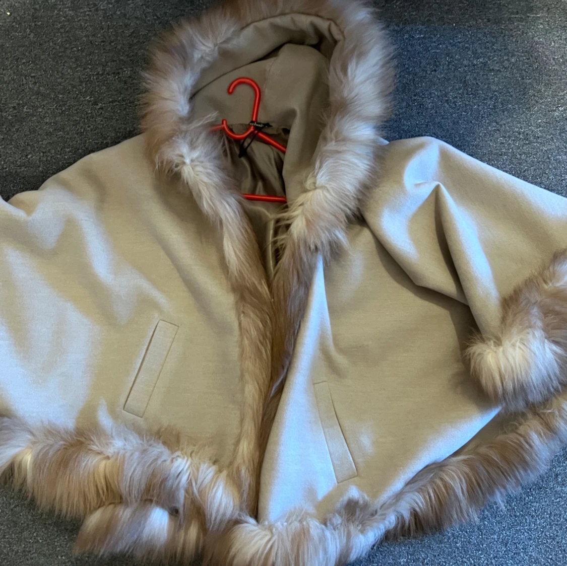 Snygg beige päls poncho  - 91