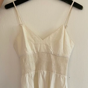 Zara klänning XS - Jätte söt vit lång klänning ifrån zara i väldigt bra skick då den endast är testad hemma. Den har också fickor på sidorna. Älskar den men säljer pågrund av att den är för liten för mig.
