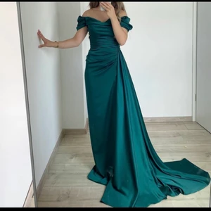 Festklänning  - Säljer min fina oanvända klänning som tyvärr var för liten på mig. Etiketten är fortfarande på. Köpt för 2500 säljer den för 1500 men pris kan diskuteras vid snabb affär 