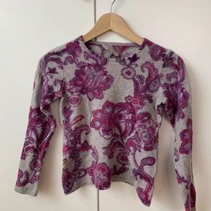 Vacker tröja i kashmir - Vacker Kashmir-tröja från Cashmere. Köpt i Italien. Storlek S men jag tror den har krympt en del och passar nog en liten XS. Den är rätt kort i armarna, 49cm. 100% kashmir. Lappen i nacken har lossnat på ena sidan men i övrigt i superfint skick, knappt någon noppra.