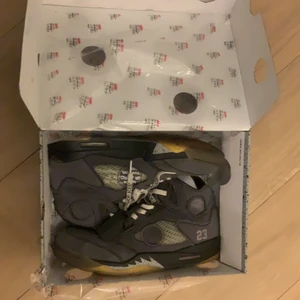 Off white Jordan 5 - Jordan 5 off white muslin.  Storlek us 12 eu 46. Skick 7/10 använda ett fåtal gånger. Priset kan diskuteras