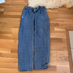 baggy pants size 34 - Its a bit used the only visible scratch is on the front, fits great around the waist with baggy legs. 