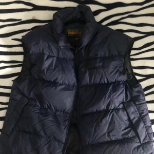 Väst Timberland - Fin marinblå väst från Timberland, använd ett par gånger men annars bra skick. Stl. L men sitter även bra på mig som har S/M. Priset inkluderar ej frakt.💕
