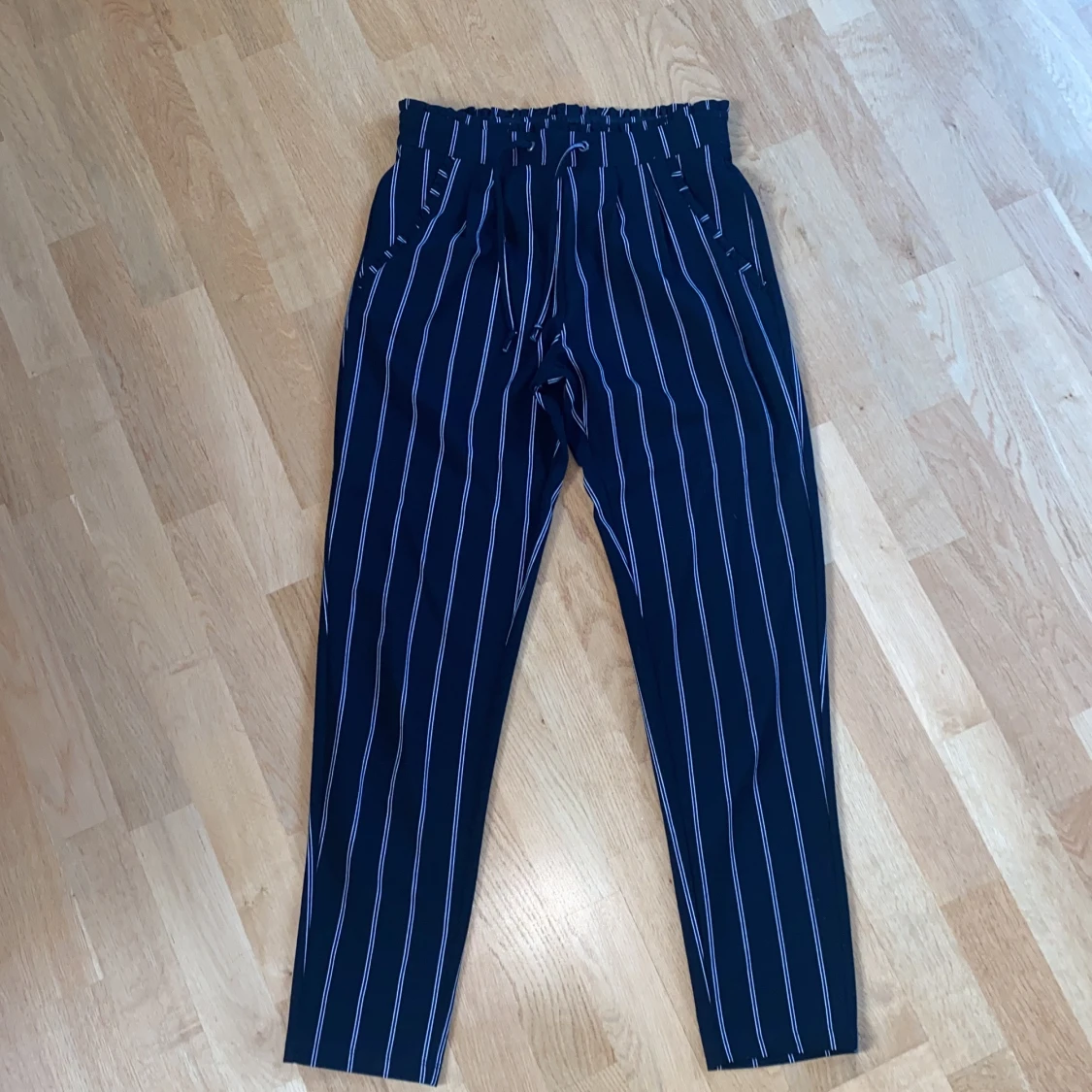 Svarta randiga kostymbyxorđ€