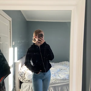 Kofta från Justhype  - Jätte skön hoodie/ kofta från Justhype i storlek S. Använd fåtal gånger så jättefin kvalitet.