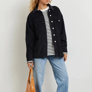 HELT NY Manchester Skjorta - Gina - Helt ny ”schaket”/jacka från Gina i strl M. Säljs pga Jag inte hann returnera. Slutsåld i alla storlekar på Ginas hemsida. Alla etiketter finns kvar. Har en likadan (helt ny också) i vit fast i strl S, på min profil. Dem som kan hämta i Älmhult prioteras.