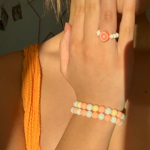 Armband och ring✨🧡 - Säljer egengjorda armband och ring med elastisk tråd! Armbanden konstra 20kr styck och ringen 15kr!! Köparen står för frakten🥰☺️