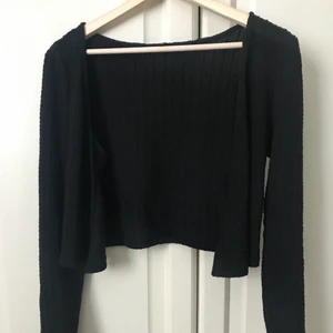 Svart croppad kofta - Säljer denna fina kofta som inte längre kommer till användning💕💕💕 storlekt M men passar S också 💕 frakt ingår inte i priset