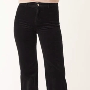 Manchesterbyxor Wera - Svarta manchesterbyxor från Wera använda två gånger, nypris 599kr, svårt att få till bilderna men går att söka på modellen ’PAULINA’