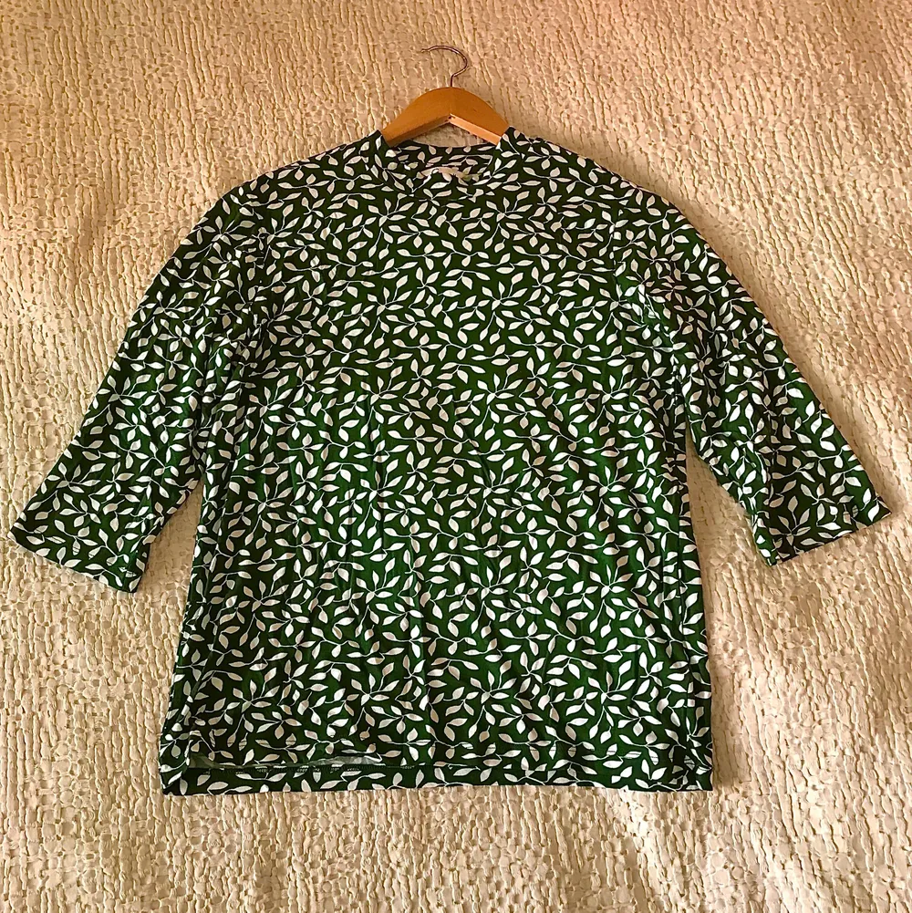 mörkgrön, 60-tals-inspirerad tröja med vitt möster, strl M. Stretchigt och luftigt material. Ärmarna är 3/4 längd. Oanvänd.. Tröjor & Koftor.